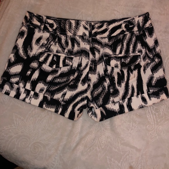 Express women’s shorts.  Size 6 - Picture 4 of 4